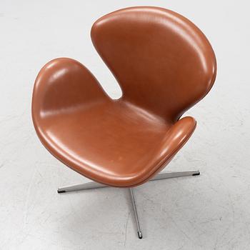 Arne Jacobsen, a leather 'Swan' chair, Fritz Hansen, Denmark, 2007.