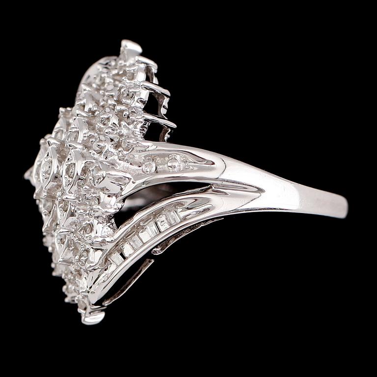 RING, 10 k vitguld, briljant- och baguettslipade diamanter tot 0.25 ct.
