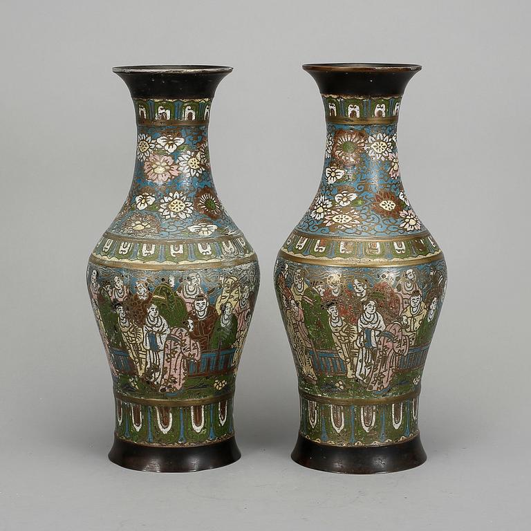 VASER, ett par, cloisonne, orientaliska, Modern tillverkning.