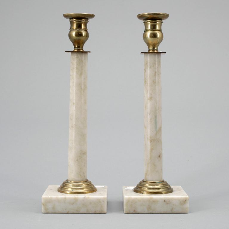 LJUSSTAKAR, ett par. Marmor och mässing. 1800-tal.