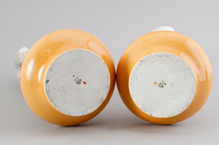 VASER, 1 par, porslin, Kronach, Tyskland, omkring år 1900.