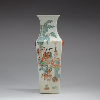 A famille rose vase, late Qing dynasty (1644-1912).