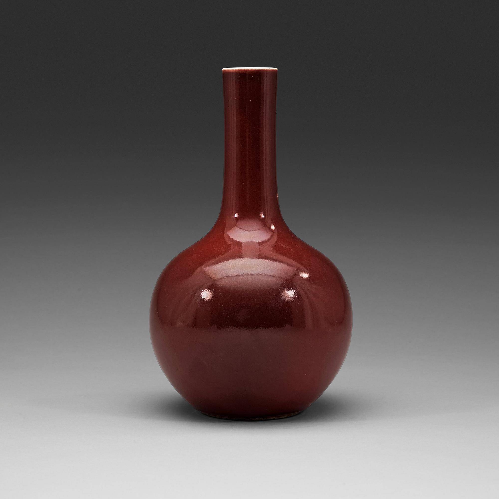 A 'sang de boeuf' glazed vase, Qing dynasty (1644-1912).