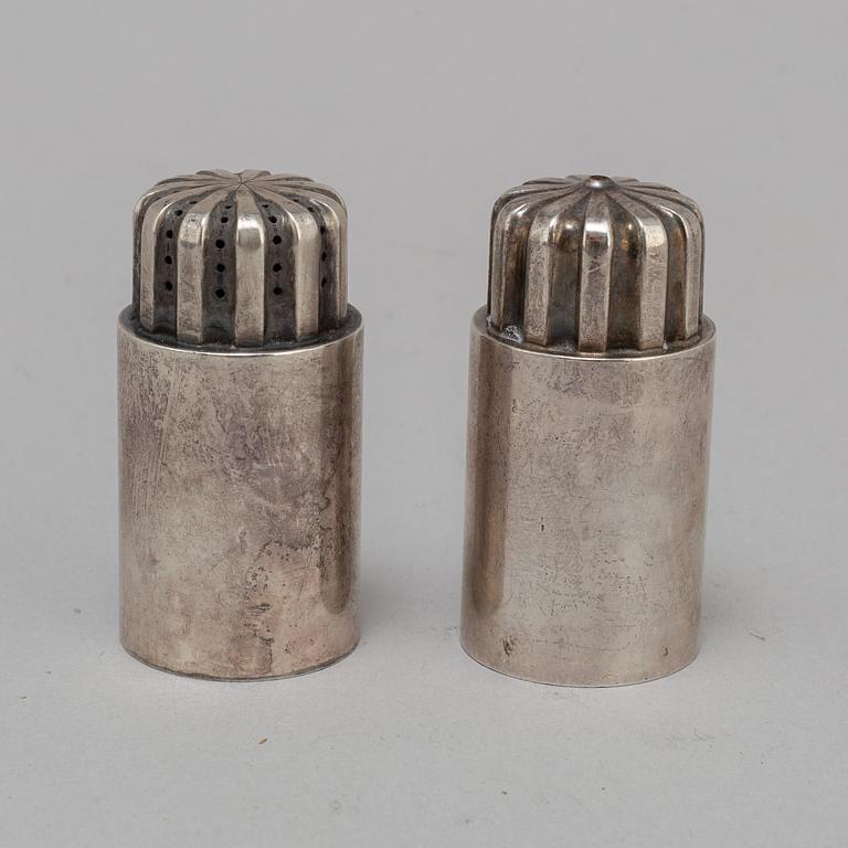SIGVARD BERNADOTTE, a pair of sterling silver salt and pepper shakers model 834 from Georg Jensen.