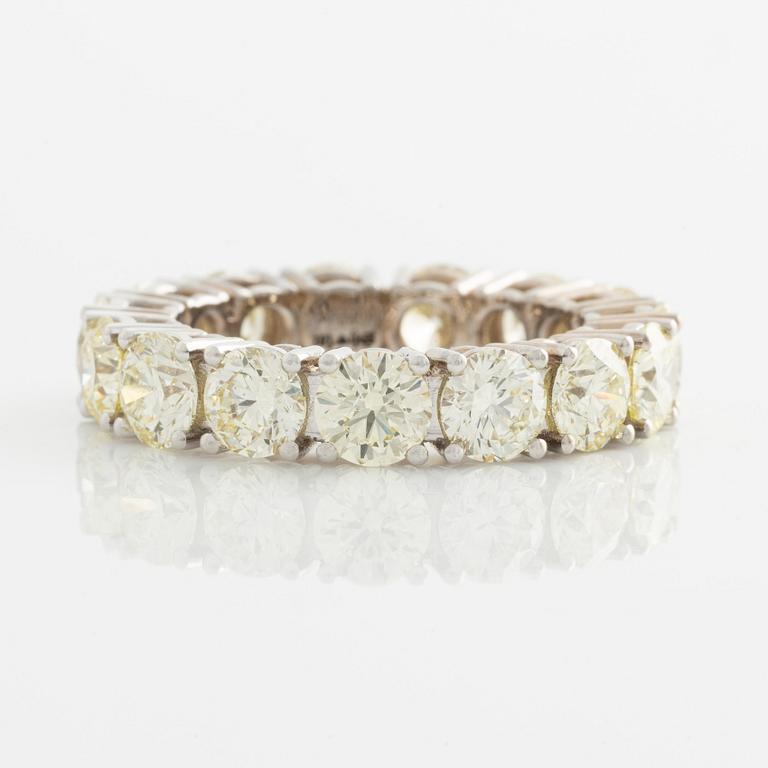 Ring helallians med gula briljantslipade diamanter.