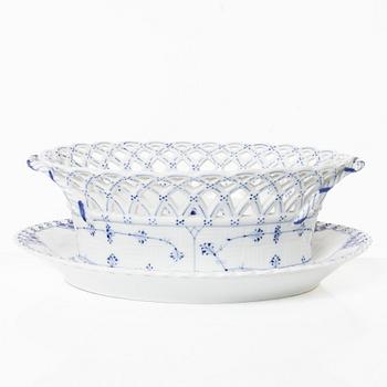 Royal Copenhagen, a 'Musselmalet' / 'Blue Fluted' porcelain bowl and a dish, Denmark 1889-1922.
