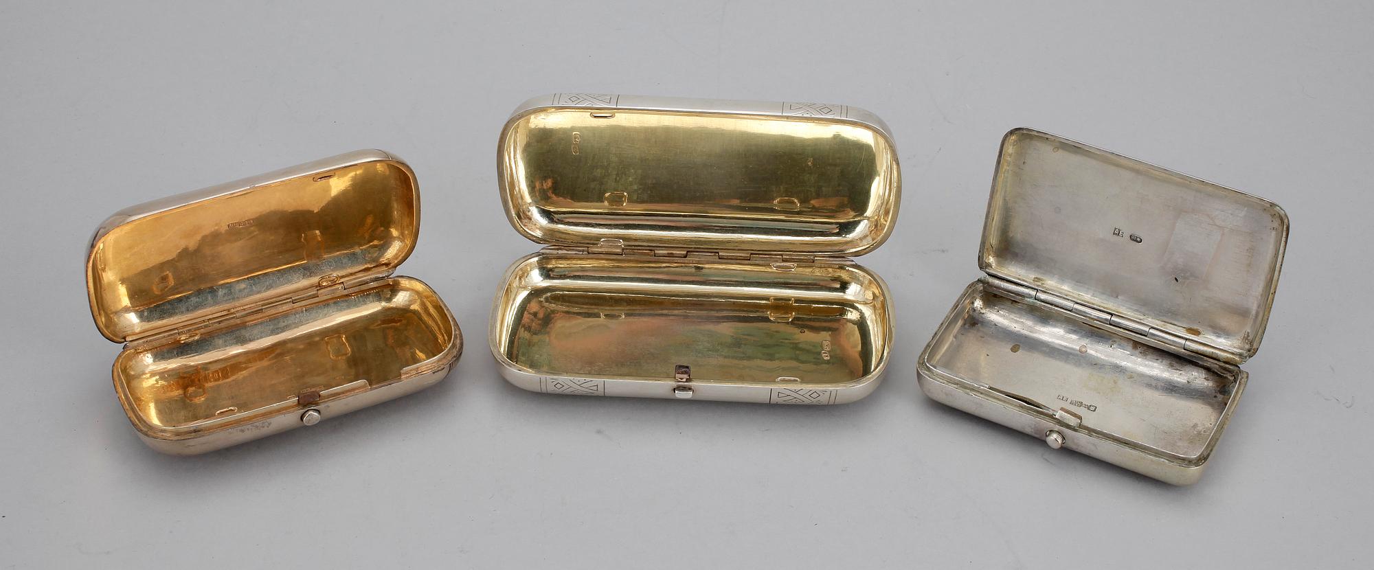 CIGARETT- SAMT CIGARRETUIER, 3 st, silver, bla Moskva, 1870-90-tal. Totalvikt ca 450 gram.