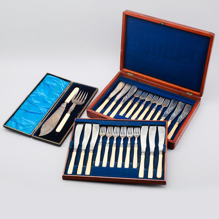 FISKBESTICK, 24 delar samt SERVERINGSBESTICK, 2 delar, pläter, England, 1900-talets första hälft.