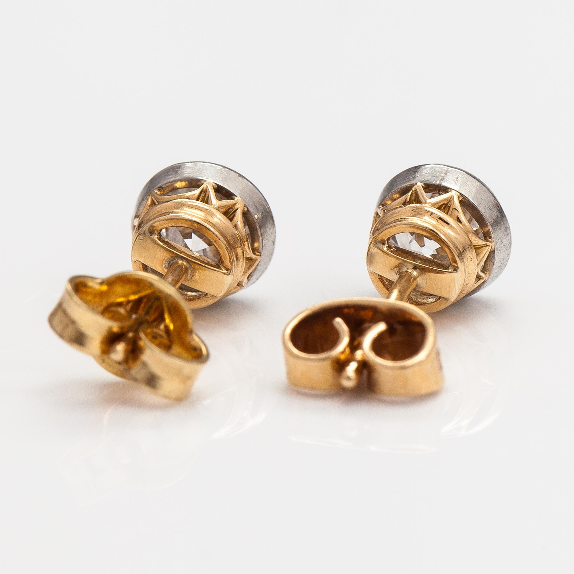 A pait of 18K gold earrings with transitional-cut diamonds ca. 1.30 ct in total. Oskar Lindroos, Helsinki 1953.