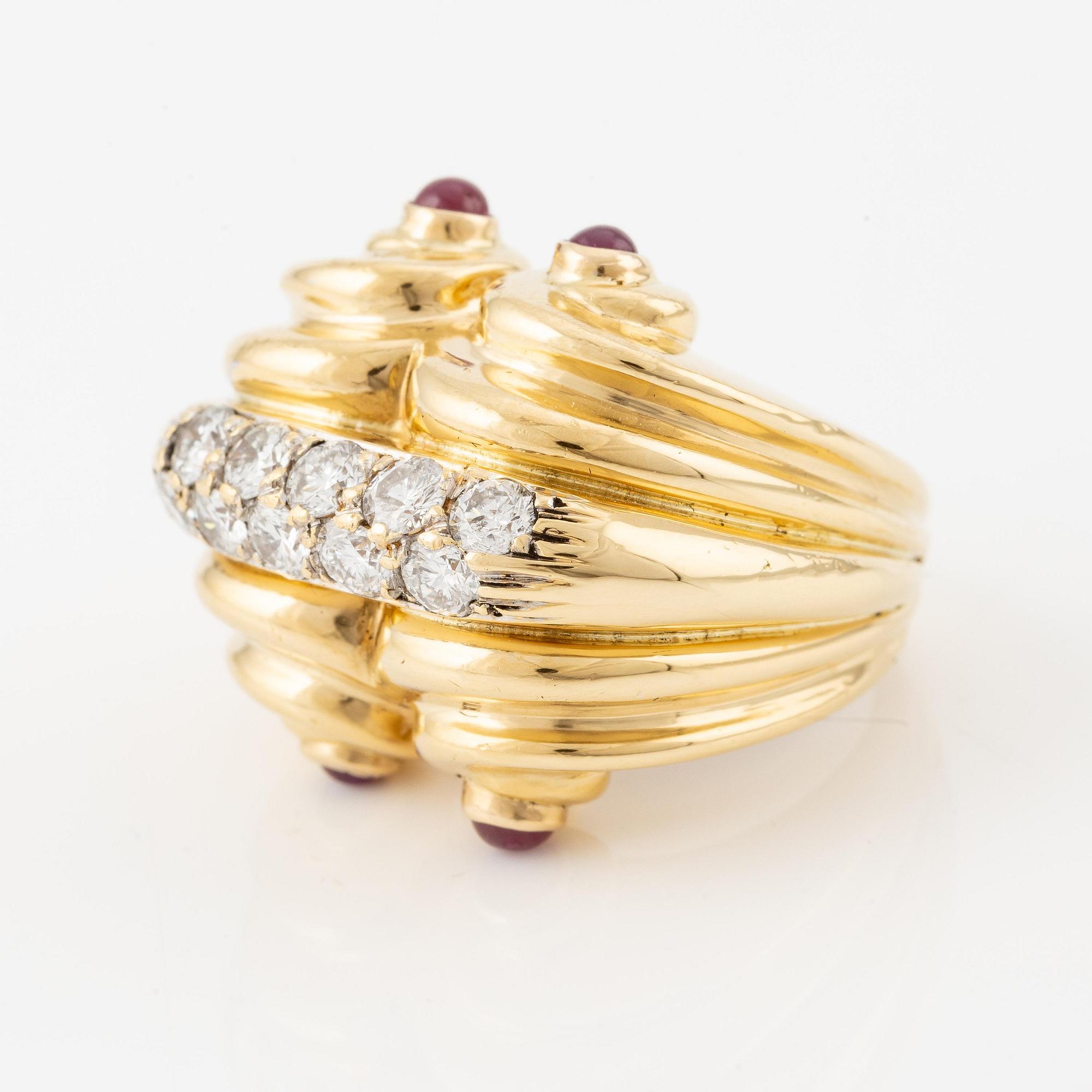 Ring 18K guld med runda briljantslipade diamanter och cabochonslipade rubiner.