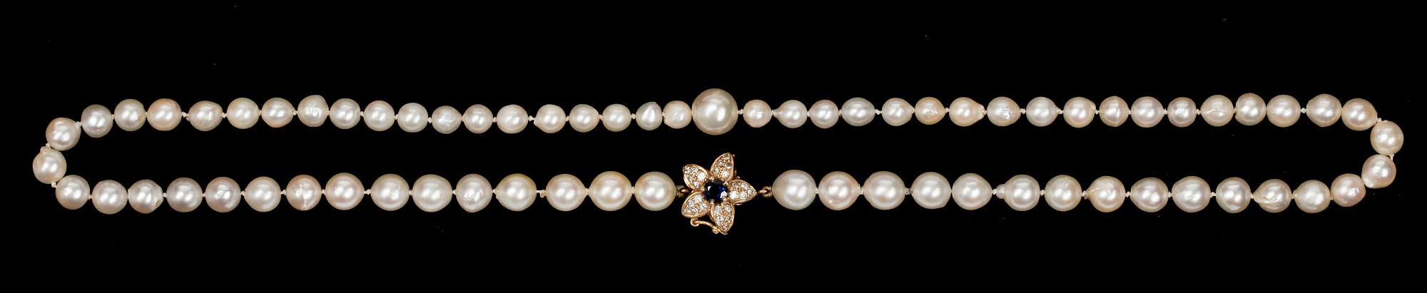 COLLIER, pärlor med lås i 18 K guld med safir och briljantslipade diamanter.