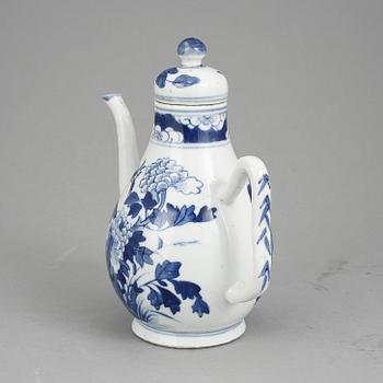 KANNA MED LOCK, porslin, Kina, Kangxi-stil 1800-tal.