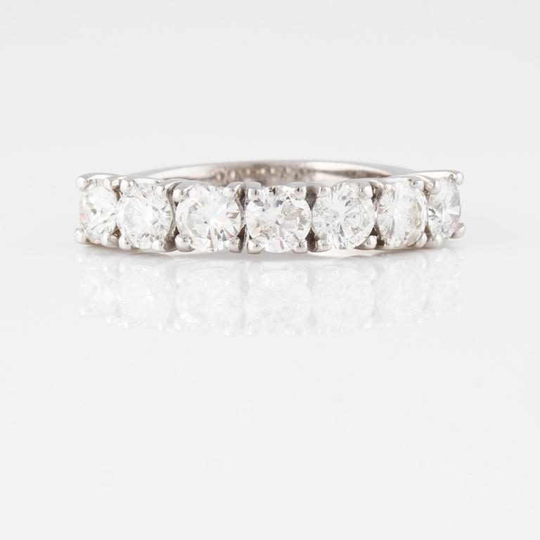 RING, 18K vitguld med 7 briljantslipade diamanter ca 1.50 ct. Vikt 4,7 gram.