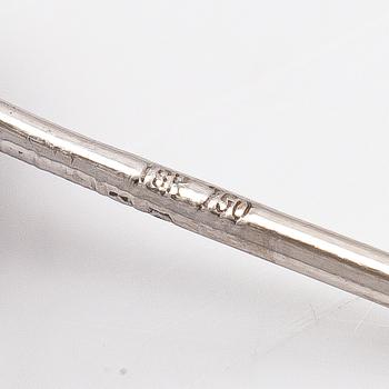 Cassandra Goad, a pair of 18K white gold earrigns with diamonds ca. 0.54 ct in total.