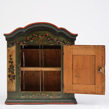 Hängskåp, allmoge, av Jöns Månsson, Forsa, Hälsingland, märkt JSS 1792.