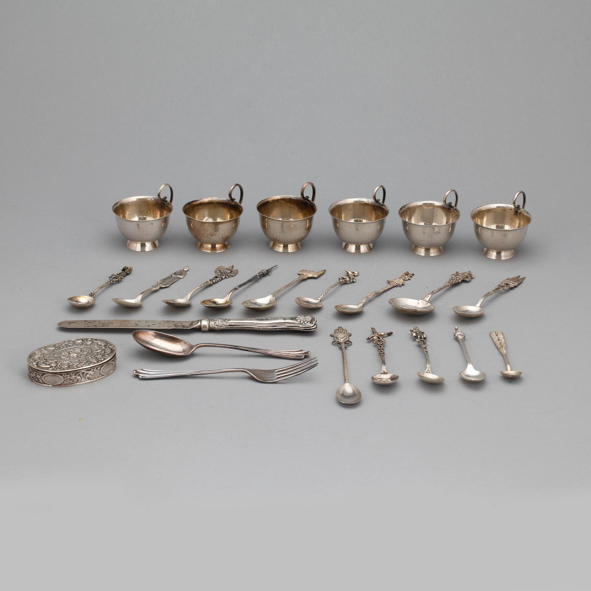 PARTI SILVER, 24 delar, bland annat 6 punschkoppar, Boliden, Stockholm 1946. Totalvikt ca 345 gram.