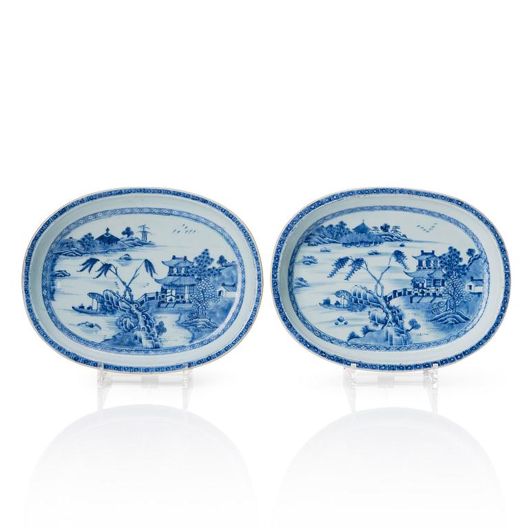 A pair of blue and white Chinese Export serving dishes, Qing dynasty, Qianlong (1736-95).