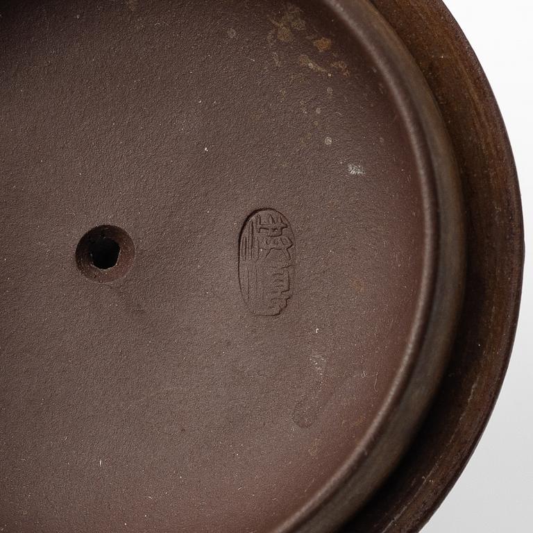 A group of three Chinese yixing teapots, 1980s.