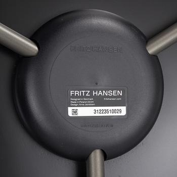 Arne Jacobsen, stolar, 4 st, "Myran", Fritz Hansen, Danmark, 1900-talets andra hälft resp 2024.