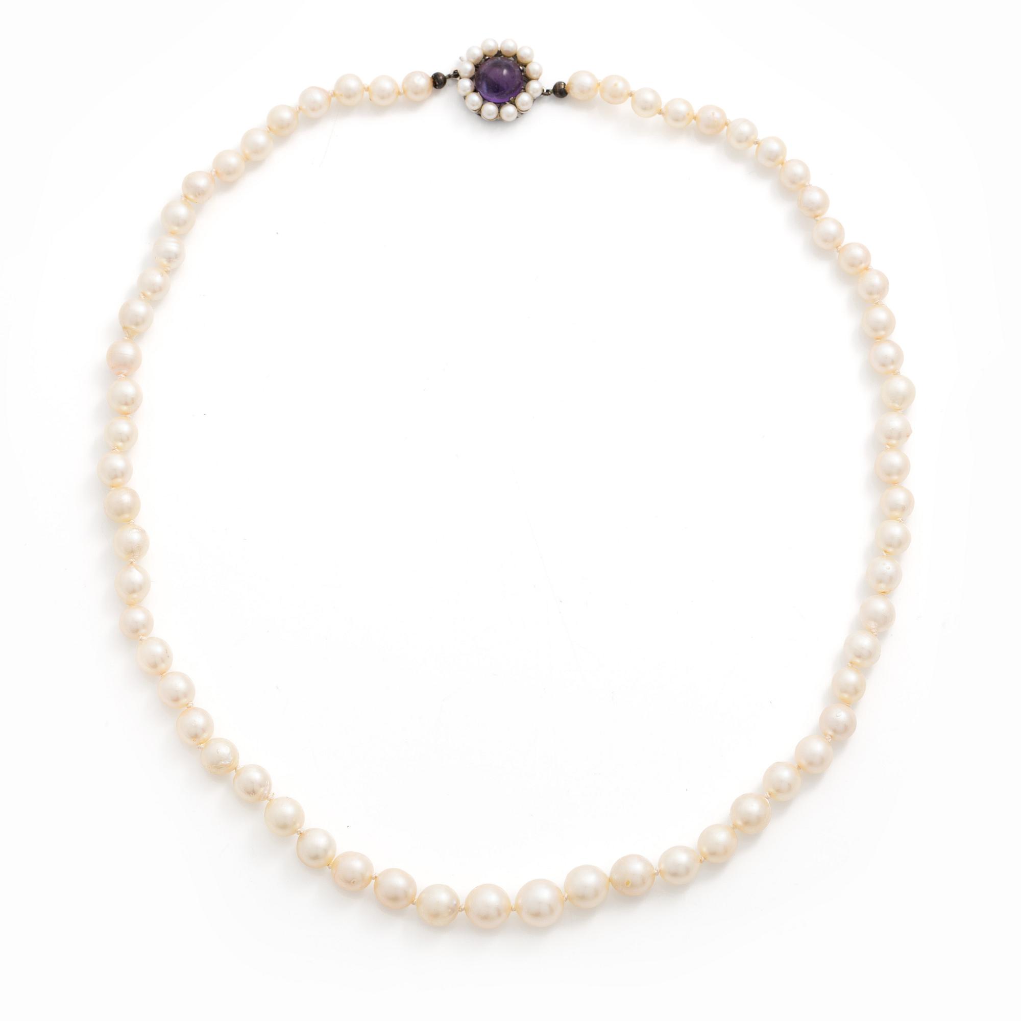 Necklace with graduated cultured pearls, silver clasp with a cabochon-cut amethyst.
