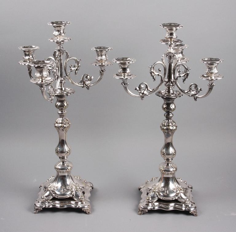 KANDELABRAR, ett par, nysilver. nyrokokostil. 1900-tal.
