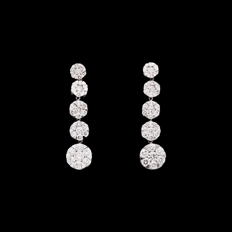 A pair of brilliant cut diamond earrings, tot. 2.86 cts.