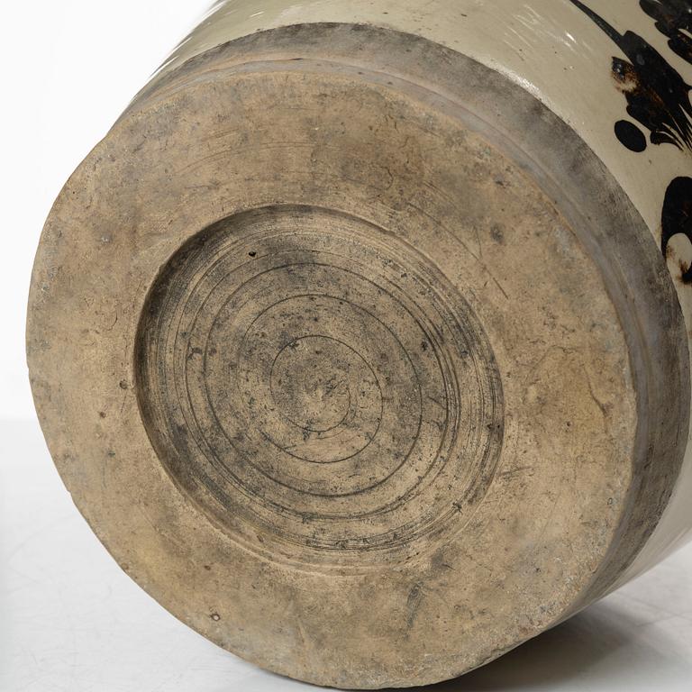 A Cizhou style ceramic jar, Ming dynasty or later.