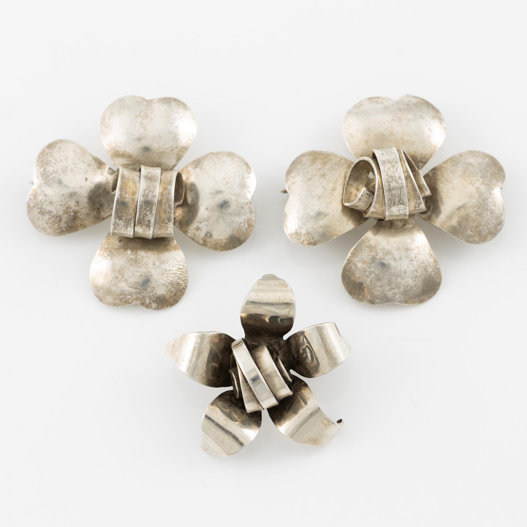 Two brooches and a button, silver, flower-shaped.