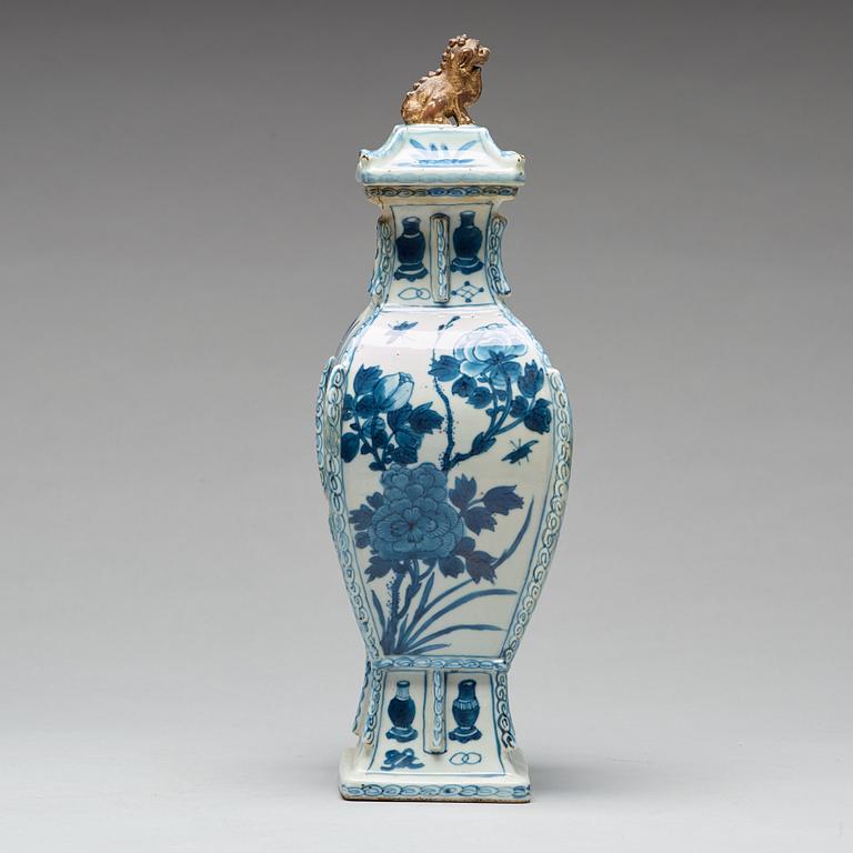 VAS med LOCK, porslin. Qingdynastin, Kangxi (1662-1722).