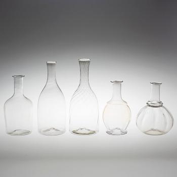 KARAFFER 5 st, glas. Mestadels 1800-tal.