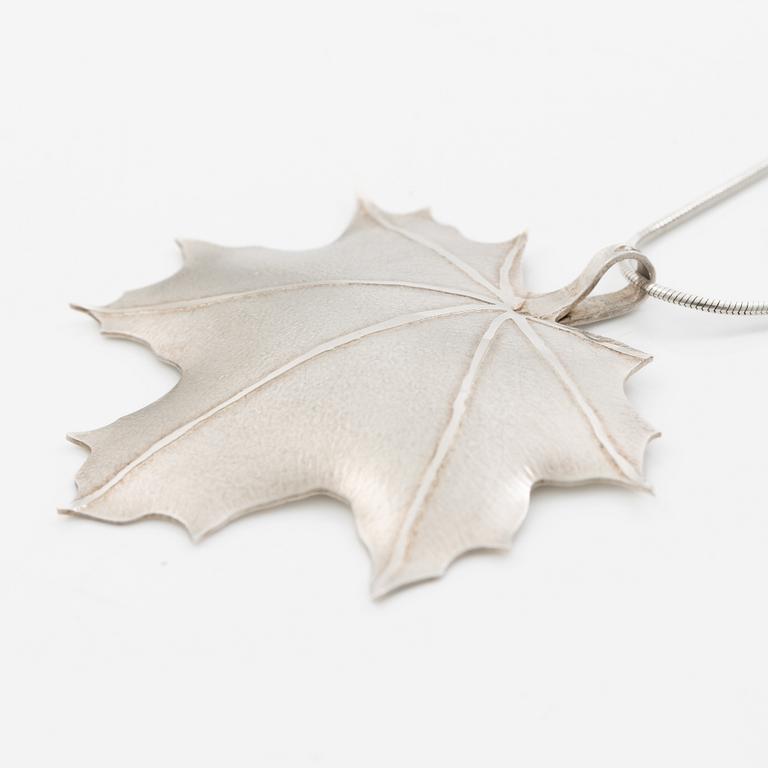 Caroline Lindholm, Pendant with chain, silver, in the form of maple leave.