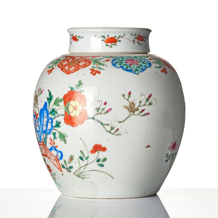 Bojan med lock, porslin. Qingdynastin, 1700-tal.