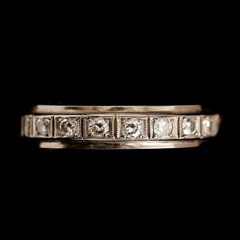 RING, 18 k vitguld, 9 briljantslipade diamanter totalt 0.38 ct. Total vikt ca 5 g.
