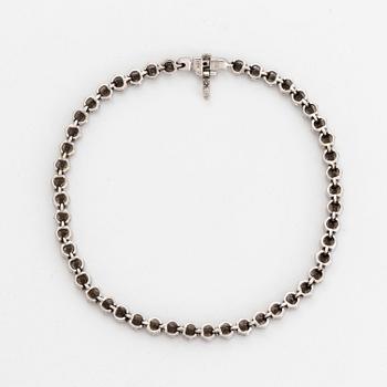 Tennisarmband, vitguld och briljantslipade diamanter.