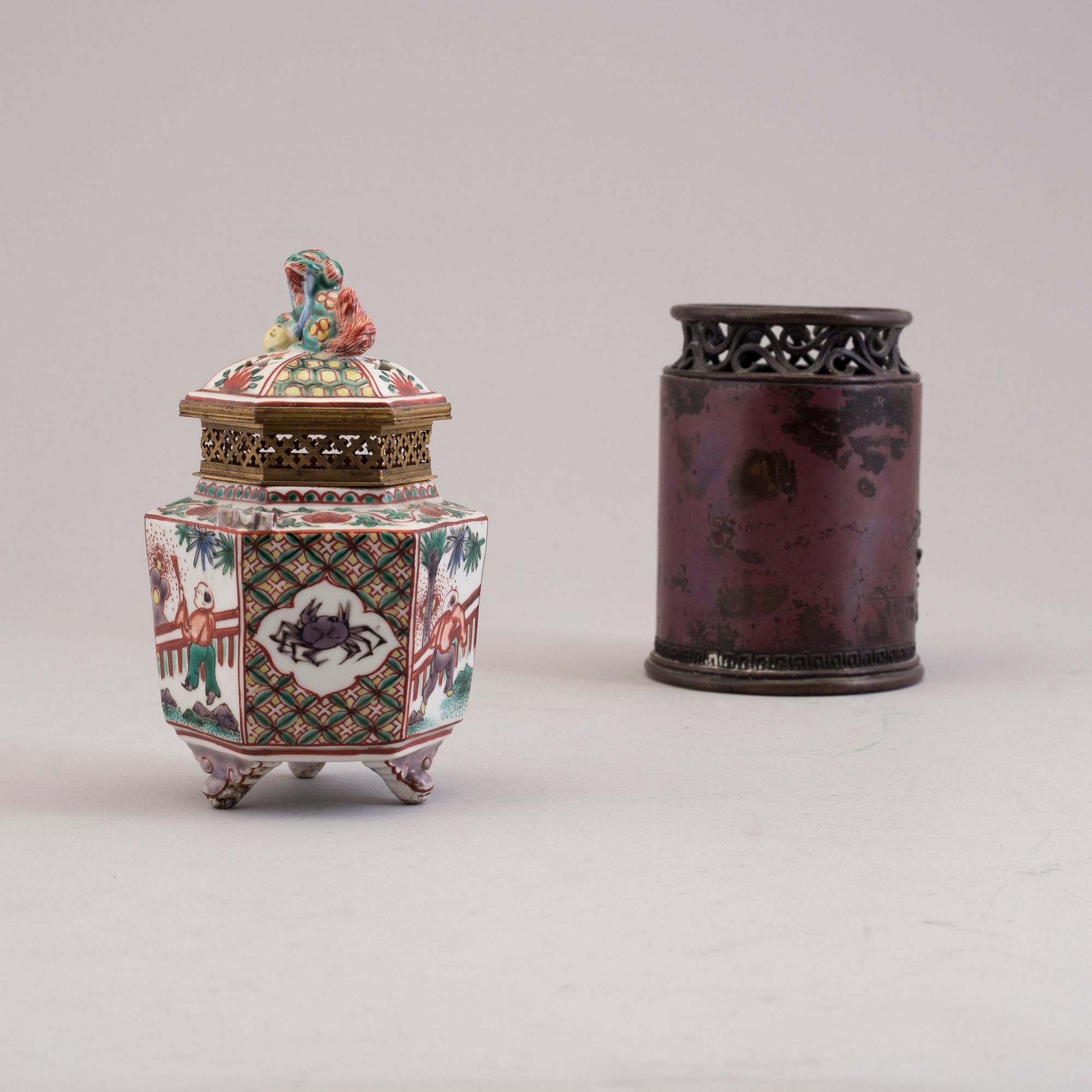 Two Japanese vases, bronze and porcelain, 20th century.