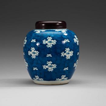 1720. A blue and white jar, Qing dynasty, Kangxi (1662-1722),