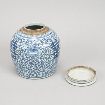 A blue and white Chinese jar, Qing dynasty, 19th Century.