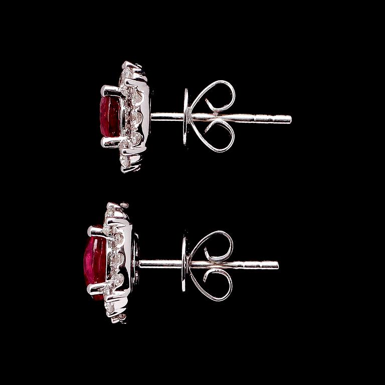 ÖRHÄNGEN, 1 par, 18 k vitguld, rubiner tot 2.80 ct, briljantslipade diamanter tot 0.79 ct.