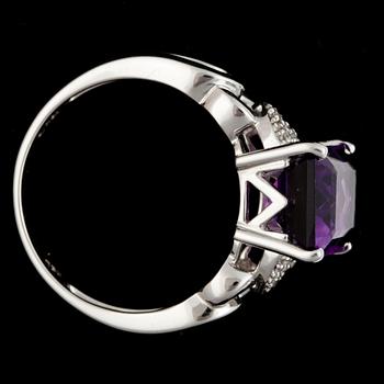 RING, 18k vitguld, trappslipade ametist med 6 mindre briljantslipade diamanter, tot ca 0,06 ct. Vikt ca 4,5 gram.
