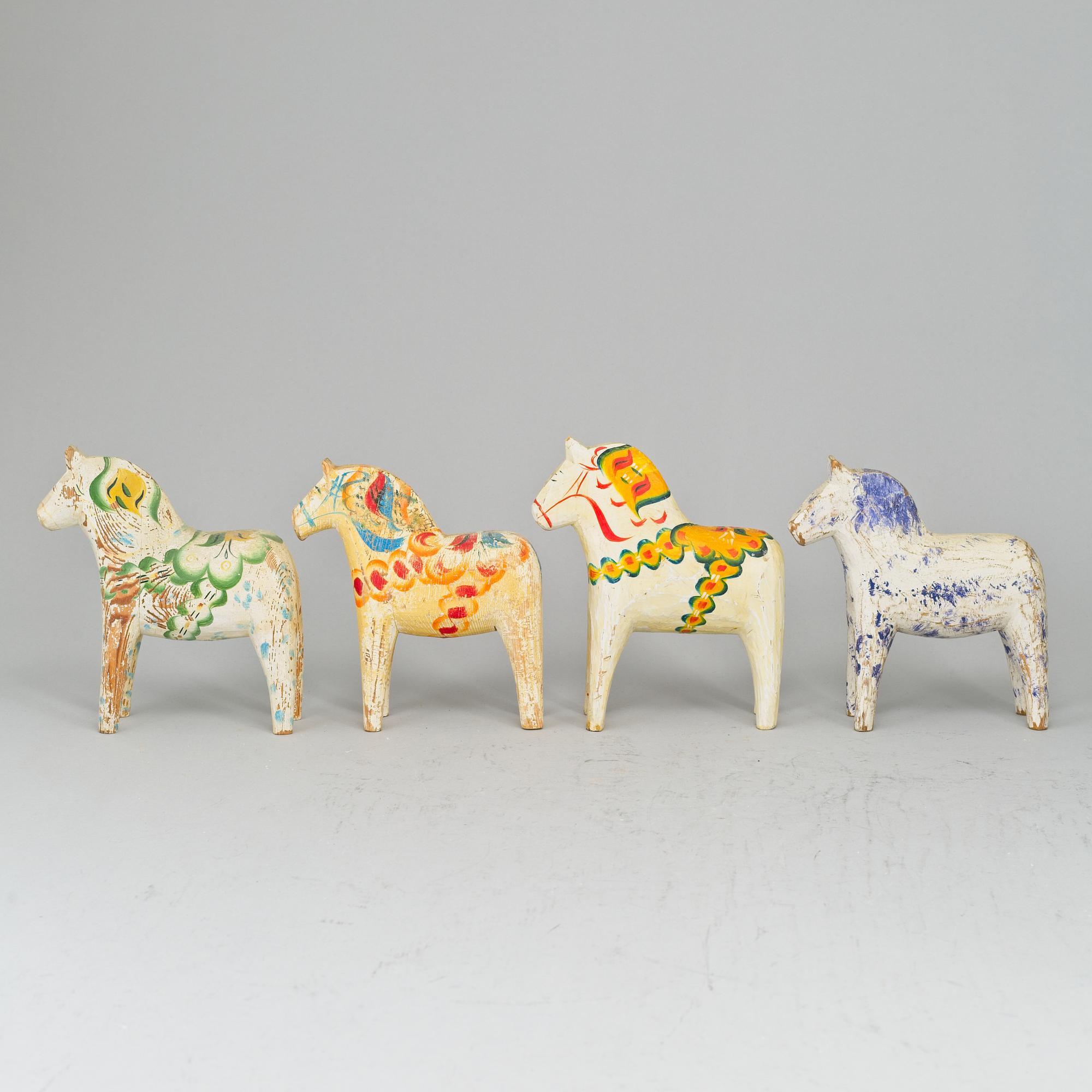 13 Dala horses.