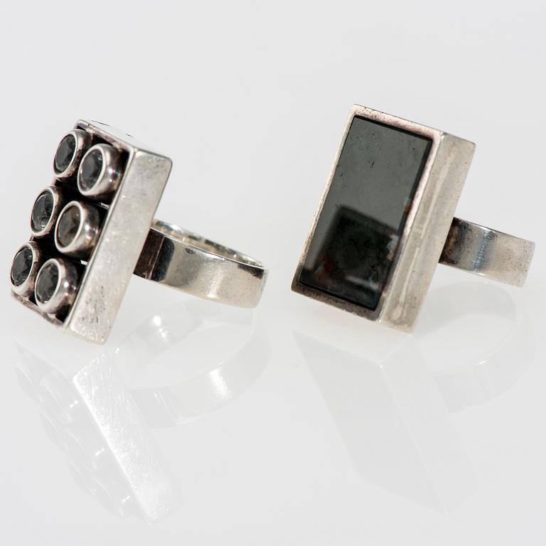 RINGAR, 2 st, silver, mossagat, bergskristall. Elis Kauppi, Kupittaan Kulta. Vikt totalt ca 26,4 g.