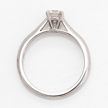 Cartier, ring, platina och briljantslipad diamant ca 0.40 ct. Med GIA dossier.