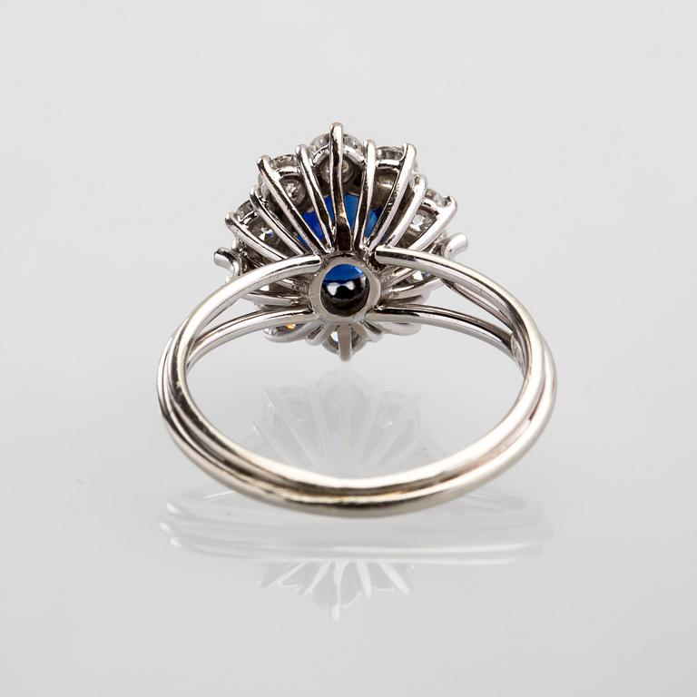 RING, 18 k vitguld med safir ca 0.70 ct samt diamanter ca 0.90 ct. Vikt ca 3,6 g.