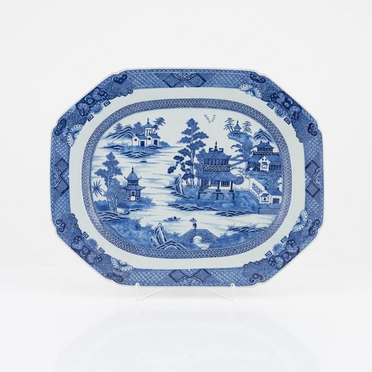 A blue and white Chinese porcelain charger, Qing Dynasty, Qianlong (1736-95).