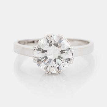 An 18K white gold ring set with a round brilliant-cut diamond.