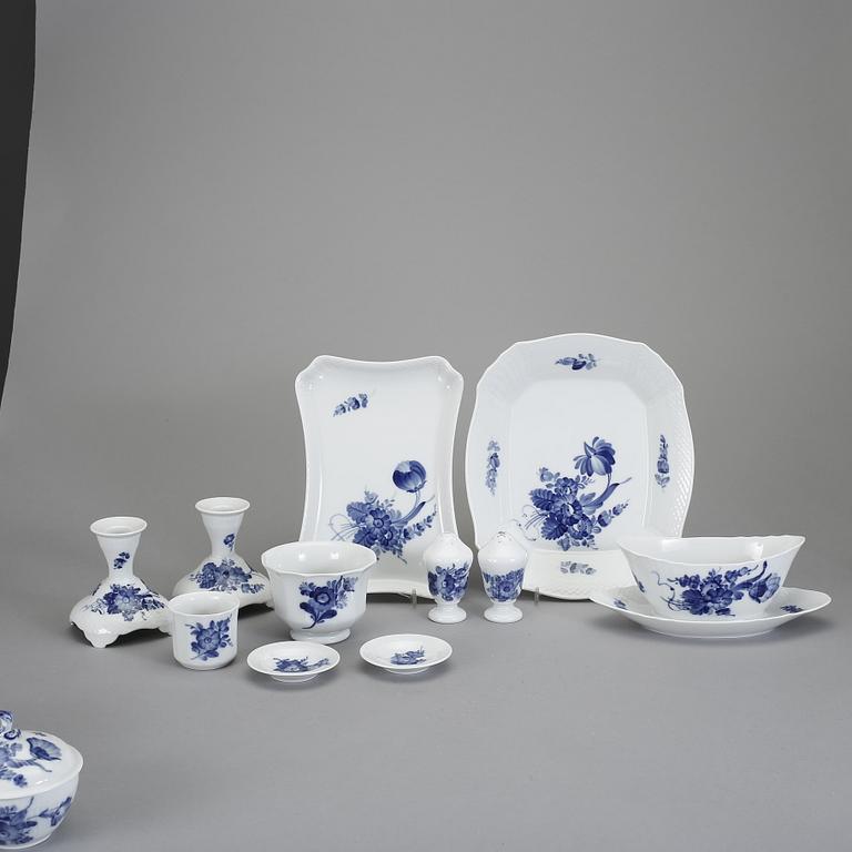 SERVISDELAR, 63 delar, porslin, "Blå blomst", Royal Copenhagen.