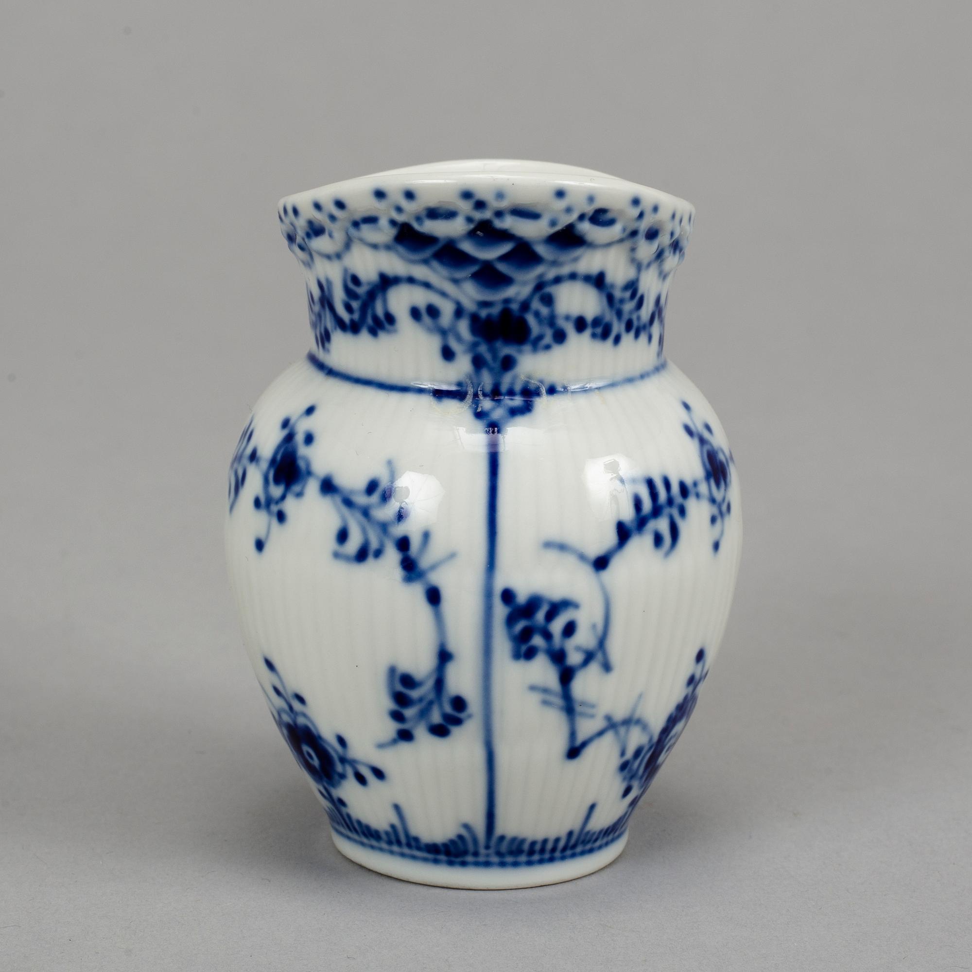 Royal Copenhagen, a 'Musselmalet' part service, Denmark (14 pieces).