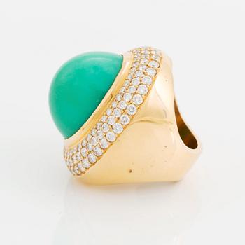 An 18K gold and chrysoprase Acchinelli ring set with round brilliant-cut diamonds.