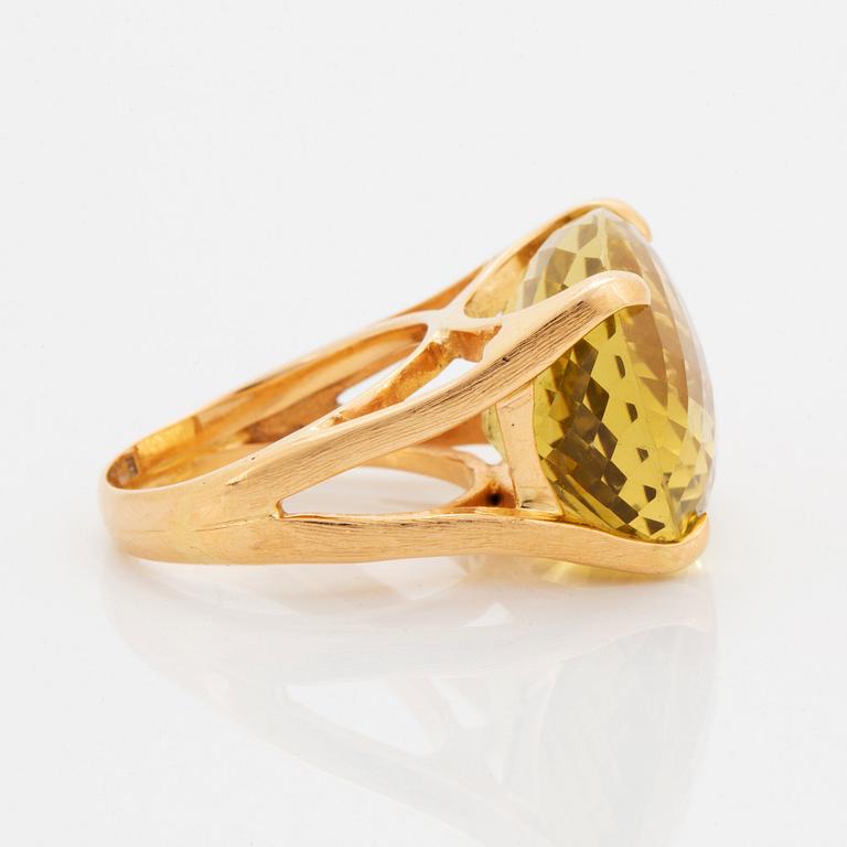 Ring 18K guld med en checkerslipad limefärgad kvarts.