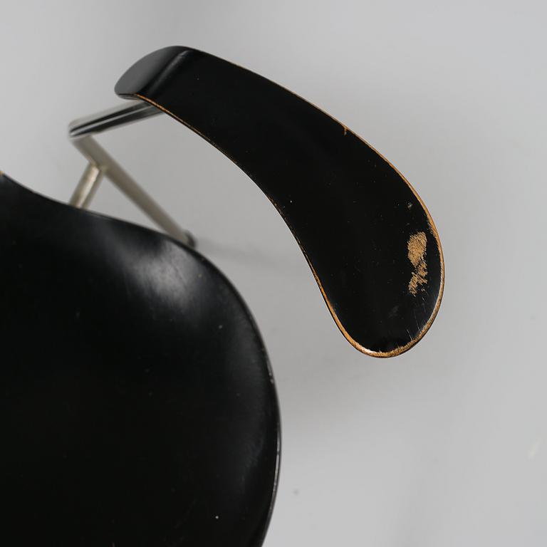 KARMSTOL, "Sjuan", Arne Jacobsen för Fritz Hansen, modell formgiven 1955.